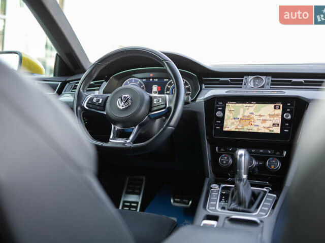 Желтый Фольксваген Arteon, объемом двигателя 1.98 л и пробегом 120 тыс. км за 33800 $, фото 47 на Automoto.ua