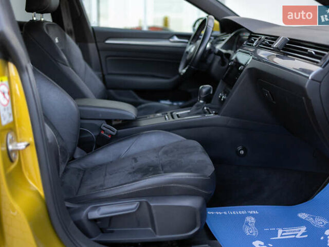 Желтый Фольксваген Arteon, объемом двигателя 1.98 л и пробегом 120 тыс. км за 33800 $, фото 33 на Automoto.ua