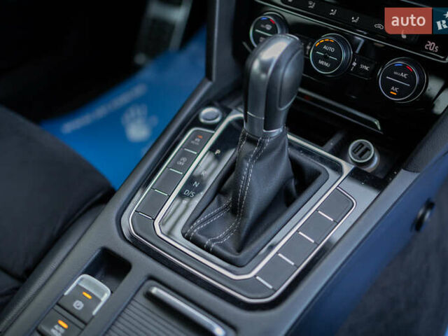 Желтый Фольксваген Arteon, объемом двигателя 1.98 л и пробегом 120 тыс. км за 33800 $, фото 36 на Automoto.ua