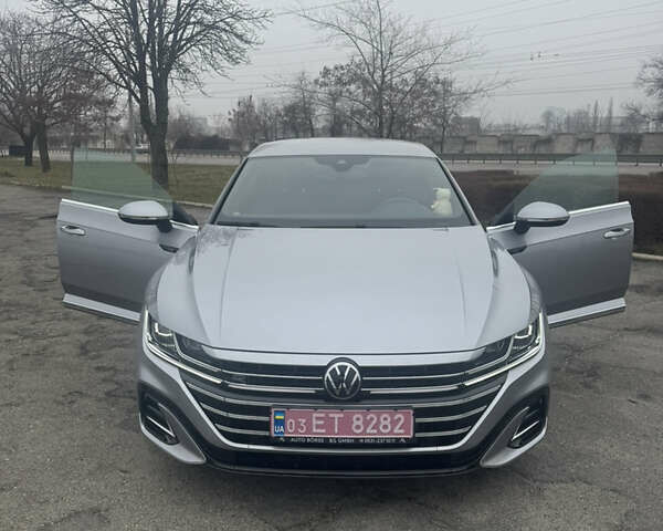Серый Фольксваген Arteon, объемом двигателя 1.97 л и пробегом 35 тыс. км за 44000 $, фото 2 на Automoto.ua