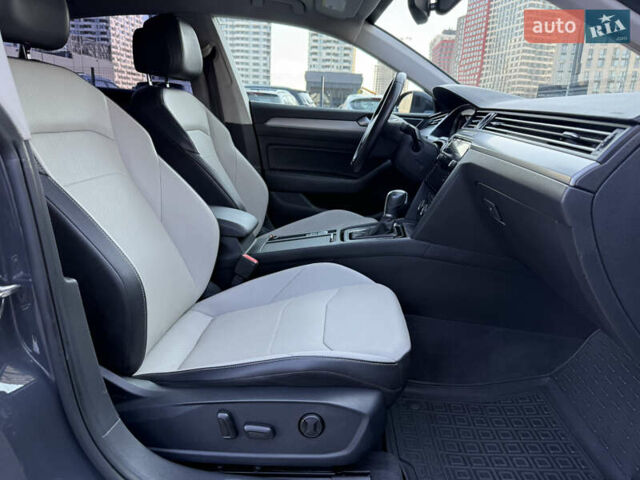 Серый Фольксваген Arteon, объемом двигателя 2 л и пробегом 88 тыс. км за 23900 $, фото 34 на Automoto.ua