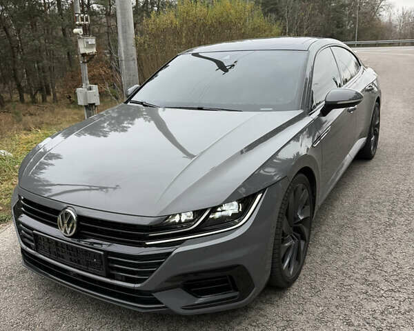 Серый Фольксваген Arteon, объемом двигателя 2 л и пробегом 142 тыс. км за 25900 $, фото 1 на Automoto.ua