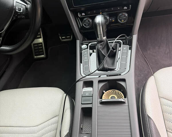 Серый Фольксваген Arteon, объемом двигателя 2 л и пробегом 142 тыс. км за 25900 $, фото 35 на Automoto.ua