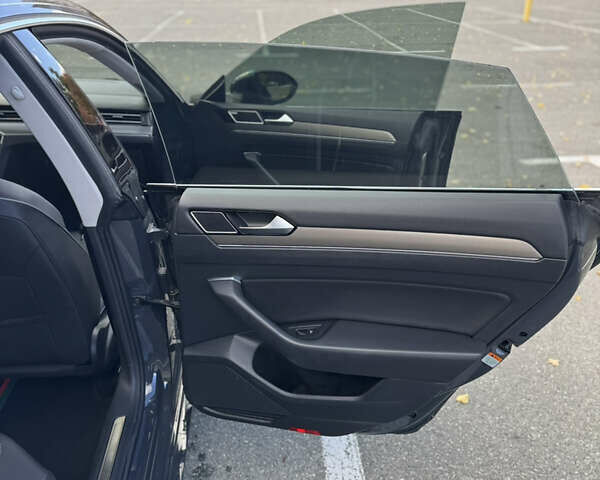 Серый Фольксваген Arteon, объемом двигателя 1.97 л и пробегом 73 тыс. км за 33200 $, фото 37 на Automoto.ua