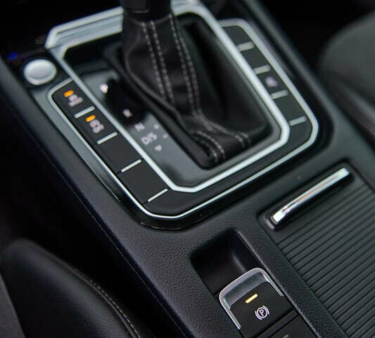 Серый Фольксваген Arteon, объемом двигателя 1.97 л и пробегом 76 тыс. км за 41000 $, фото 13 на Automoto.ua