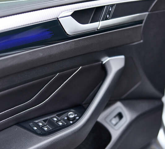 Серый Фольксваген Arteon, объемом двигателя 1.97 л и пробегом 76 тыс. км за 41000 $, фото 7 на Automoto.ua