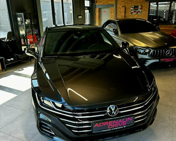 Серый Фольксваген Arteon, объемом двигателя 1.97 л и пробегом 7 тыс. км за 47500 $, фото 2 на Automoto.ua