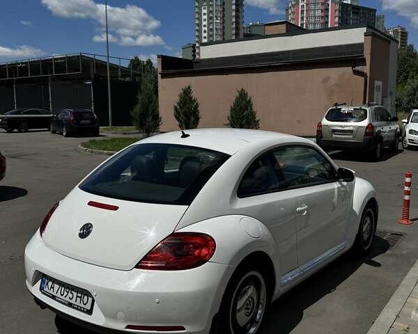 Белый Фольксваген Битл, объемом двигателя 2.5 л и пробегом 170 тыс. км за 10000 $, фото 3 на Automoto.ua