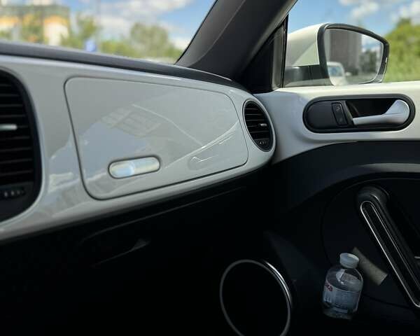 Белый Фольксваген Битл, объемом двигателя 2.5 л и пробегом 170 тыс. км за 10000 $, фото 9 на Automoto.ua