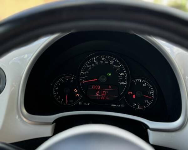 Белый Фольксваген Битл, объемом двигателя 2.5 л и пробегом 170 тыс. км за 10000 $, фото 4 на Automoto.ua