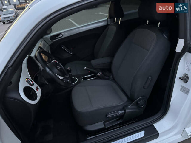 Белый Фольксваген Битл, объемом двигателя 1.6 л и пробегом 140 тыс. км за 8200 $, фото 25 на Automoto.ua