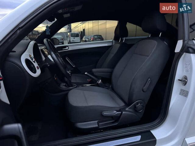 Белый Фольксваген Битл, объемом двигателя 1.6 л и пробегом 140 тыс. км за 8200 $, фото 24 на Automoto.ua