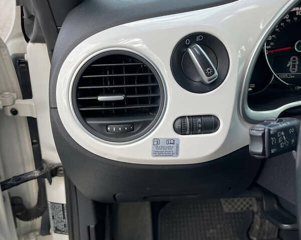 Белый Фольксваген Битл, объемом двигателя 1.97 л и пробегом 121 тыс. км за 11900 $, фото 12 на Automoto.ua