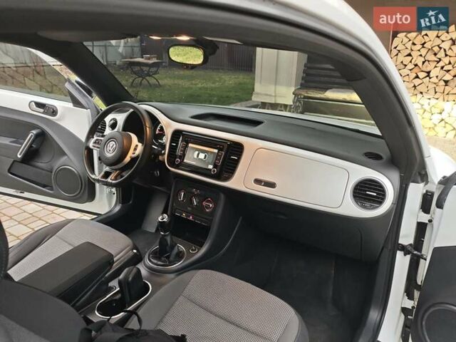 Белый Фольксваген Битл, объемом двигателя 1.6 л и пробегом 147 тыс. км за 9500 $, фото 16 на Automoto.ua