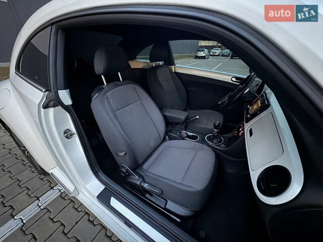 Белый Фольксваген Битл, объемом двигателя 1.6 л и пробегом 140 тыс. км за 8200 $, фото 30 на Automoto.ua