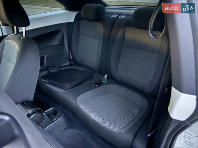 Белый Фольксваген Битл, объемом двигателя 1.6 л и пробегом 140 тыс. км за 8200 $, фото 26 на Automoto.ua