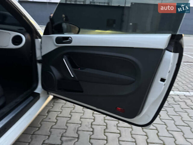 Белый Фольксваген Битл, объемом двигателя 1.6 л и пробегом 140 тыс. км за 8200 $, фото 28 на Automoto.ua