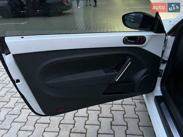 Белый Фольксваген Битл, объемом двигателя 1.6 л и пробегом 140 тыс. км за 8200 $, фото 21 на Automoto.ua