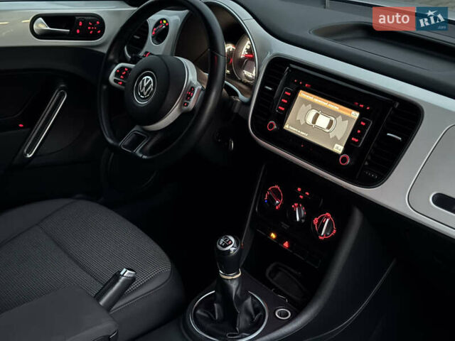 Белый Фольксваген Битл, объемом двигателя 1.6 л и пробегом 140 тыс. км за 8200 $, фото 31 на Automoto.ua