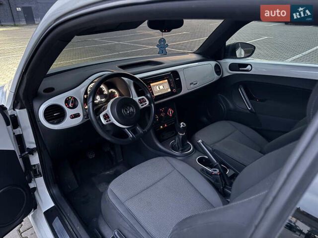 Белый Фольксваген Битл, объемом двигателя 1.6 л и пробегом 140 тыс. км за 8200 $, фото 22 на Automoto.ua