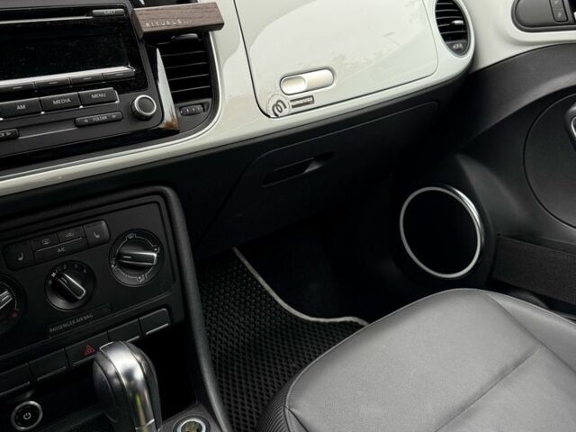 Белый Фольксваген Битл, объемом двигателя 1.8 л и пробегом 140 тыс. км за 11000 $, фото 6 на Automoto.ua