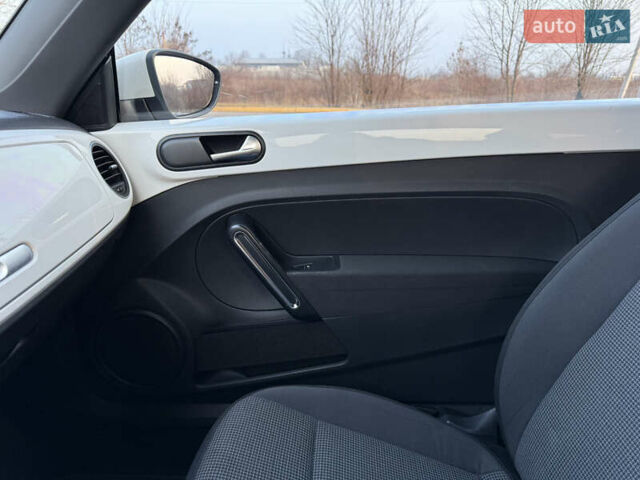 Белый Фольксваген Битл, объемом двигателя 1.4 л и пробегом 145 тыс. км за 9800 $, фото 10 на Automoto.ua