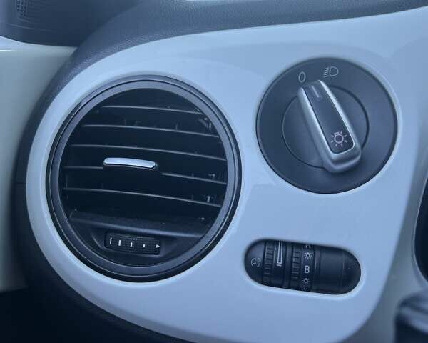 Белый Фольксваген Битл, объемом двигателя 1.78 л и пробегом 125 тыс. км за 10300 $, фото 10 на Automoto.ua