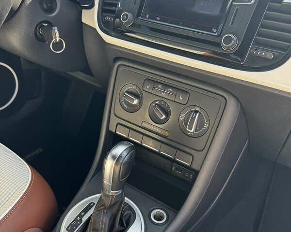 Фольксваген Битл 2015 в Костополе на Automoto.ua Белый Фольксваген Битл, объемом двигателя 1.8 л и пробегом 132 тыс. км за 10900 $, фото 15 на Automoto.ua