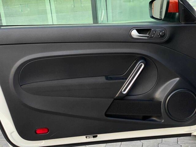 Белый Фольксваген Битл, объемом двигателя 1.8 л и пробегом 121 тыс. км за 11990 $, фото 8 на Automoto.ua