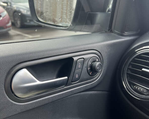 Белый Фольксваген Битл, объемом двигателя 2 л и пробегом 121 тыс. км за 13400 $, фото 28 на Automoto.ua