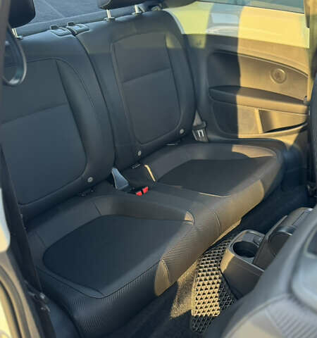 Білий Фольксваген Бітл, об'ємом двигуна 1.98 л та пробігом 107 тис. км за 16000 $, фото 4 на Automoto.ua