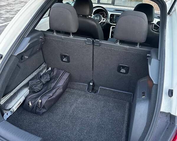 Белый Фольксваген Битл, объемом двигателя 1.98 л и пробегом 102 тыс. км за 15000 $, фото 12 на Automoto.ua