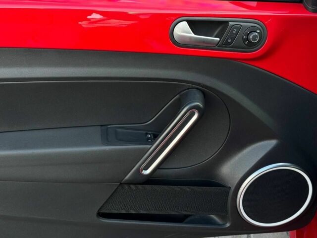 Фольксваген Бітл 2016 у Києві на Automoto.ua Червоний Фольксваген Бітл, об'ємом двигуна 1.8 л та пробігом 126 тис. км за 11900 $, фото 17 на Automoto.ua