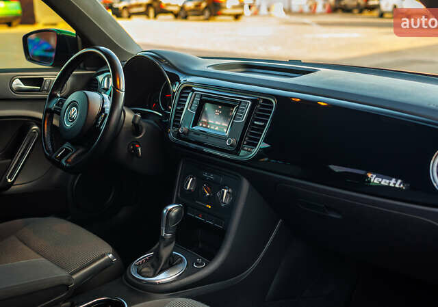 Красный Фольксваген Битл, объемом двигателя 1.98 л и пробегом 74 тыс. км за 13200 $, фото 30 на Automoto.ua