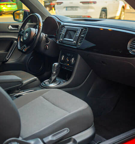 Красный Фольксваген Битл, объемом двигателя 1.98 л и пробегом 74 тыс. км за 13200 $, фото 31 на Automoto.ua