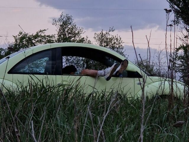 Желтый Фольксваген Битл, объемом двигателя 2 л и пробегом 197 тыс. км за 4000 $, фото 4 на Automoto.ua