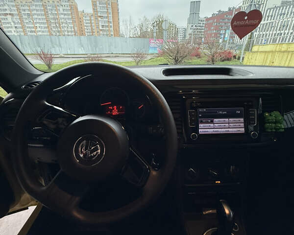 Желтый Фольксваген Битл, объемом двигателя 1.8 л и пробегом 157 тыс. км за 9900 $, фото 6 на Automoto.ua