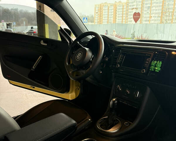 Желтый Фольксваген Битл, объемом двигателя 1.8 л и пробегом 157 тыс. км за 9900 $, фото 5 на Automoto.ua