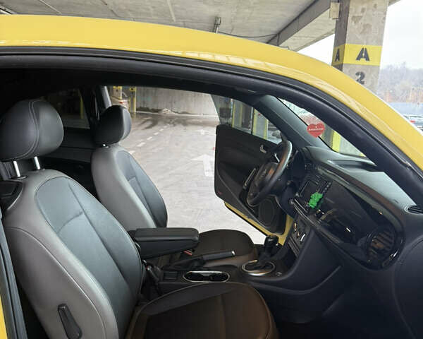 Желтый Фольксваген Битл, объемом двигателя 1.8 л и пробегом 157 тыс. км за 9900 $, фото 4 на Automoto.ua