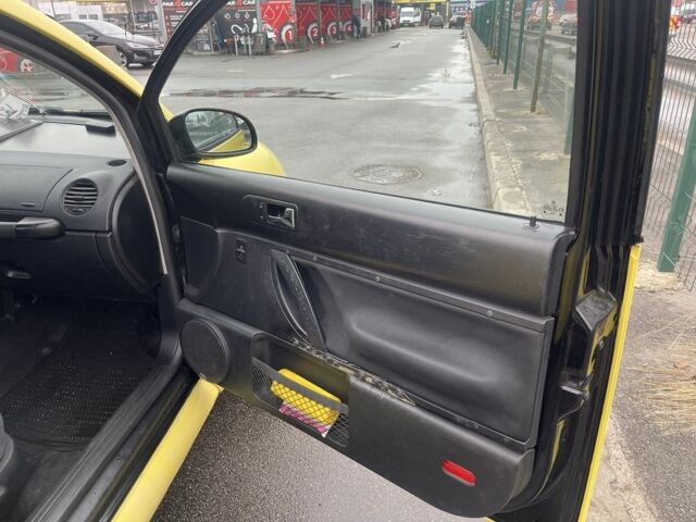 Желтый Фольксваген Битл, объемом двигателя 1.6 л и пробегом 283 тыс. км за 3100 $, фото 6 на Automoto.ua