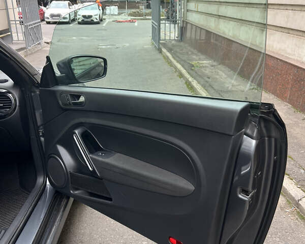 Серый Фольксваген Битл, объемом двигателя 1.98 л и пробегом 93 тыс. км за 14500 $, фото 3 на Automoto.ua