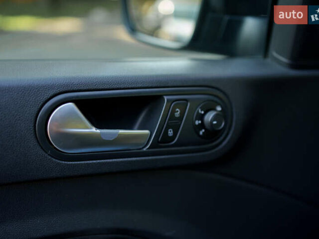 Синий Фольксваген Битл, объемом двигателя 1.8 л и пробегом 160 тыс. км за 12000 $, фото 25 на Automoto.ua