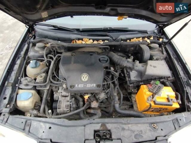 Черный Фольксваген Бора, объемом двигателя 1.6 л и пробегом 375 тыс. км за 3500 $, фото 11 на Automoto.ua