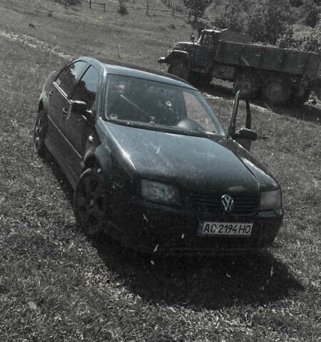 Черный Фольксваген Бора, объемом двигателя 1.6 л и пробегом 300 тыс. км за 4500 $, фото 1 на Automoto.ua