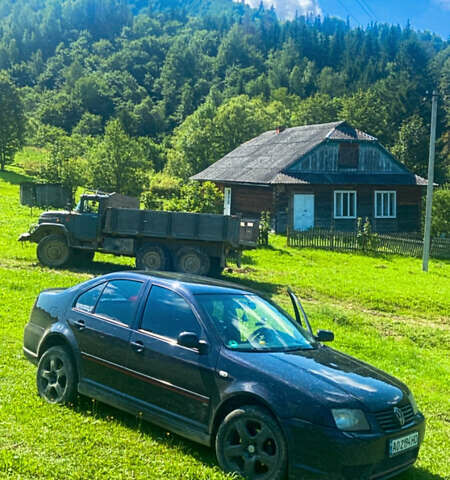 Черный Фольксваген Бора, объемом двигателя 1.6 л и пробегом 300 тыс. км за 4500 $, фото 5 на Automoto.ua