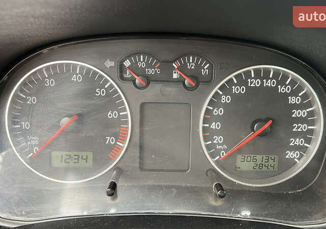 Черный Фольксваген Бора, объемом двигателя 1.6 л и пробегом 306 тыс. км за 3500 $, фото 2 на Automoto.ua