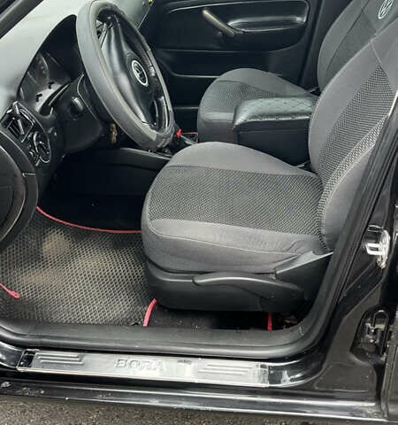 Черный Фольксваген Бора, объемом двигателя 1.6 л и пробегом 306 тыс. км за 3500 $, фото 3 на Automoto.ua