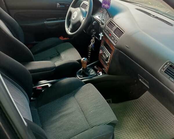 Черный Фольксваген Бора, объемом двигателя 2.3 л и пробегом 300 тыс. км за 3500 $, фото 4 на Automoto.ua