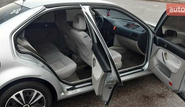 Сірий Фольксваген Бора, об'ємом двигуна 2 л та пробігом 334 тис. км за 4100 $, фото 2 на Automoto.ua