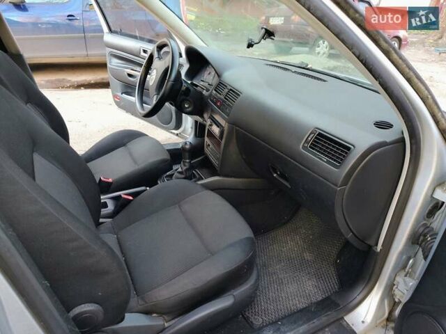 Серый Фольксваген Бора, объемом двигателя 1.6 л и пробегом 250 тыс. км за 3599 $, фото 4 на Automoto.ua